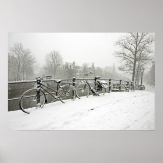 Sneeuwfietsen in Amsterdam, Nederland Poster