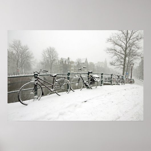 Sneeuwfietsen in Amsterdam, Nederland Poster (Voorkant)
