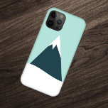Sneeuwgebergte Scandinavische winterminimalistisch iPhone 15 Case<br><div class="desc">Eenvoudige,  stijlvolle sneeuwtelefoonbehuizing met een trendy grafische afbeelding van een berg in marinesblauw,  een witte sneeuwpiek en een bleke blauwe achtergrond in een minimalistische "schandi"-stijl van het scandinavische design.</div>