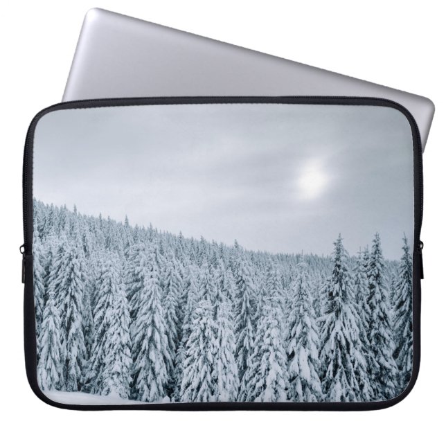 SNEEUWGEDEKTE BOMEN TIJDENS DE DAG LAPTOP SLEEVE (Voorkant)