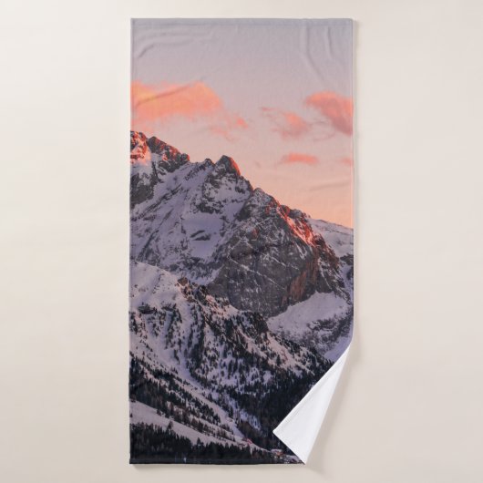 SNEEUWGEDEKTE MOUNTAIN ONDER CLOUDY SKY TIJDENS DA BADHANDDOEK (Badhanddoek)