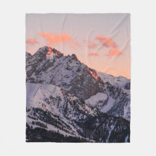 SNEEUWGEDEKTE MOUNTAIN ONDER CLOUDY SKY TIJDENS DA FLEECE DEKEN