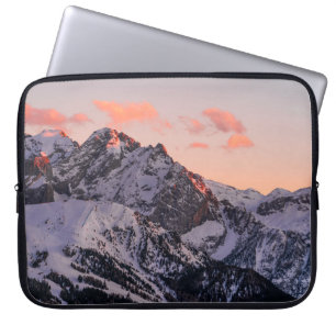 SNEEUWGEDEKTE MOUNTAIN ONDER CLOUDY SKY TIJDENS DA LAPTOP SLEEVE