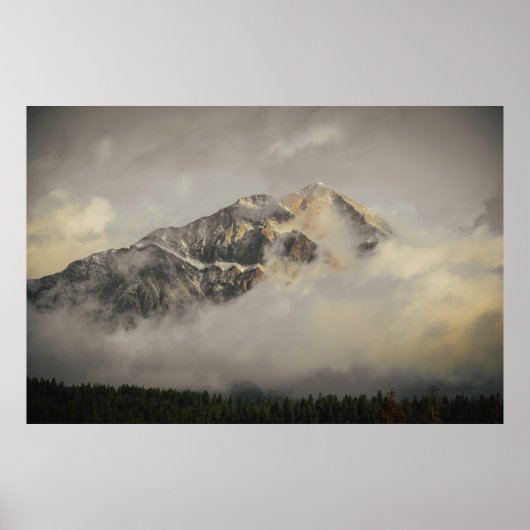 SNEEUWGEDEKTE MOUNTAIN ONDER CLOUDY SKY TIJDENS DA POSTER (Voorkant)
