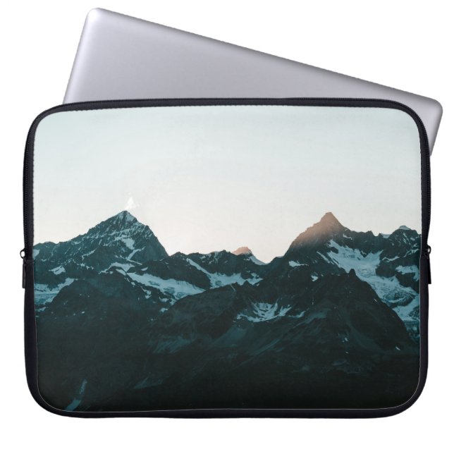 SNEEUWGEDEKTE MOUNTAIN TIJDENS DAG2 LAPTOP SLEEVE (Voorkant)