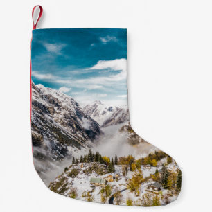 SNEEUWGEDEKTE MOUNTAIN TIJDENS DE DAG KLEINE KERSTSOK