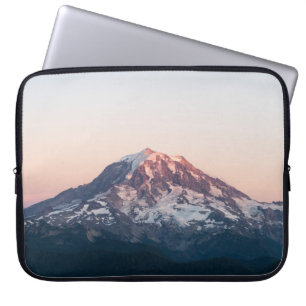 SNEEUWGEDEKTE MOUNTAIN TIJDENS DE DAG LAPTOP SLEEVE