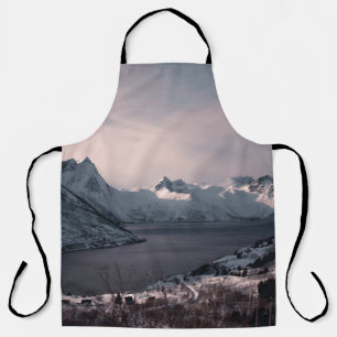 SNEEUWGEDEKTE MOUNTAIN TIJDENS DE DAG SCHORT
