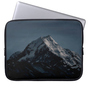 SNEEUWGEDEKTE MOUNTAIN TIJDENS DE NACHT LAPTOP SLEEVE
