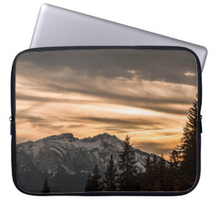 SNEEUWGEDEKTE MOUNTAIN TIJDENS SUNSET LAPTOP SLEEVE