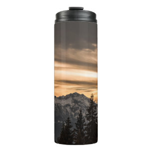 SNEEUWGEDEKTE MOUNTAIN TIJDENS SUNSET THERMOSBEKER