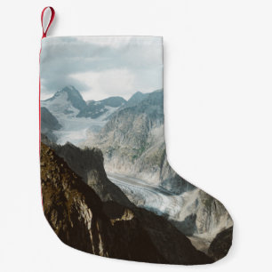 SNEEUWGEDEKTE MOUNTAINEN TIJDENS DE DAG KLEINE KERSTSOK