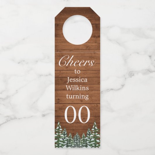Sneeuwhout & Bos Country Pine Verjaardag Flessenhanger (Voorkant)