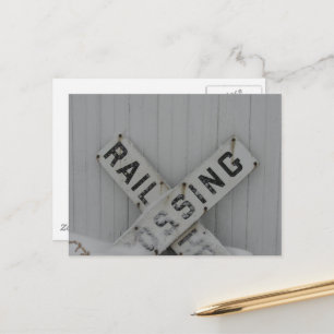 Sneeuwig spoorwegovergangsbord voor een witte schu briefkaart