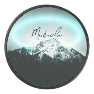 Sneeuwige, mysterieuze blauwe neonlichte monogram hockey puck