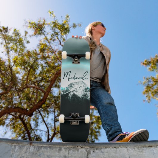 Sneeuwige, mysterieuze blauwe neonlichte monogram  persoonlijk skateboard (Buiten 1)