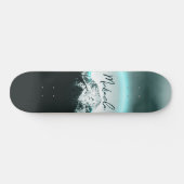 Sneeuwige, mysterieuze blauwe neonlichte monogram  persoonlijk skateboard (Horizontaal)