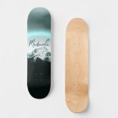 Sneeuwige, mysterieuze blauwe neonlichte monogram  persoonlijk skateboard (Voorkant)