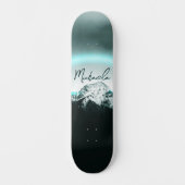 Sneeuwige, mysterieuze blauwe neonlichte monogram  persoonlijk skateboard (Voorkant)