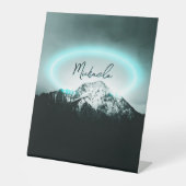 Sneeuwige, mysterieuze blauwe neonlichte monogram reclamebord met voetstuk (Voorkant)