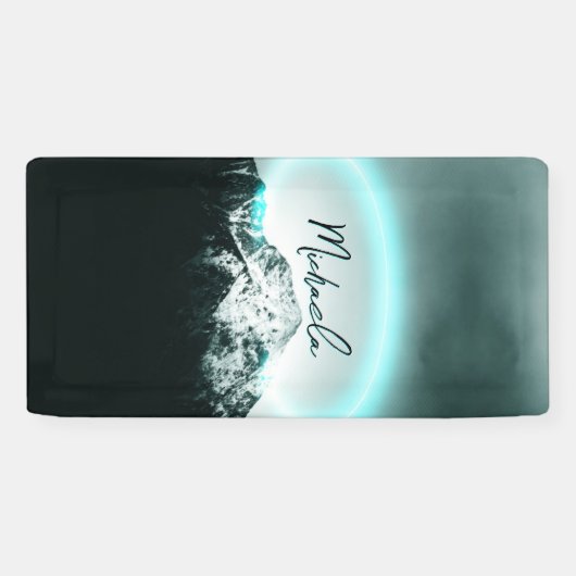 Sneeuwige, mysterieuze blauwe neonlichte monogram  spandoek (Horizontaal)