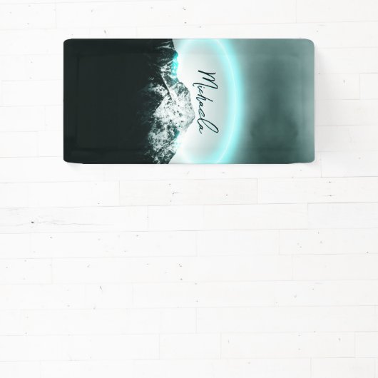 Sneeuwige, mysterieuze blauwe neonlichte monogram  spandoek (Insitu)