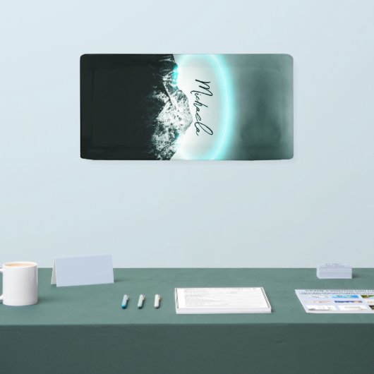 Sneeuwige, mysterieuze blauwe neonlichte monogram  spandoek (Beurs)