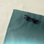 Sneeuwige, mysterieuze blauwe neonlichte monogram  strandlaken (In situ)