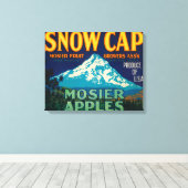 Sneeuwige Pet Apple Crate LabelMosier, OF Canvas Afdruk (Insitu (Houten vloer))