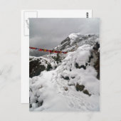 Sneeuwige voetafdrukken op de bergweg in de Himala Briefkaart (Voorkant / Achterkant)