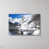 Sneeuwkerk met alpenbergen canvas afdruk (Voorkant)
