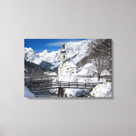 Sneeuwkerk met alpenbergen canvas afdruk