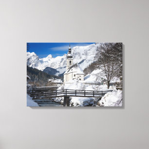 Sneeuwkerk met alpenbergen canvas afdruk