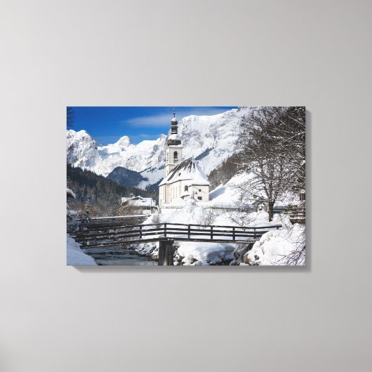 Sneeuwkerk met alpenbergen canvas afdruk (Voorkant)