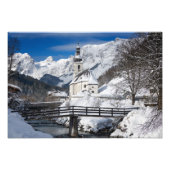 Sneeuwkerk met alpenbergen foto afdruk (Voorkant)