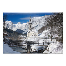 Sneeuwkerk met alpenbergen foto afdruk
