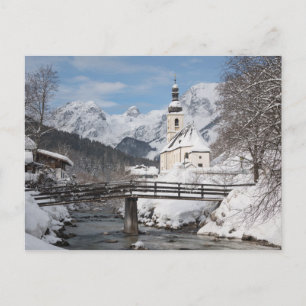 Sneeuwkerk met Alpenbergen in de winter Briefkaart