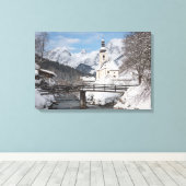 Sneeuwkerk met Alpenbergen in de winter Canvas Afdruk (Insitu (Houten vloer))