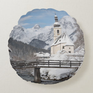 Sneeuwkerk met Alpenbergen in de winter Rond Kussen