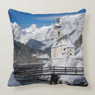 Sneeuwkerk met alpenbergen kussen