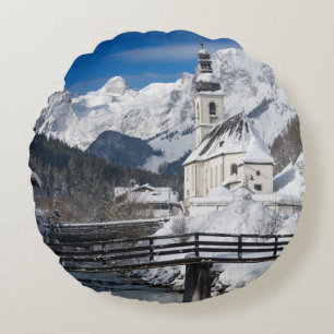 Sneeuwkerk met alpenbergen rond kussen