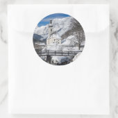 Sneeuwkerk met alpenbergen ronde sticker (Tas)