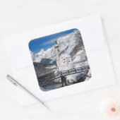Sneeuwkerk met alpenbergen vierkante sticker (Envelop)
