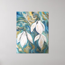 Sneeuwklokjes in de smaragdgroene tuin