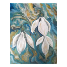 Sneeuwklokjes in de smaragdgroene tuin