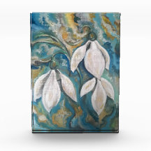 Sneeuwklokjes in de smaragdgroene tuin