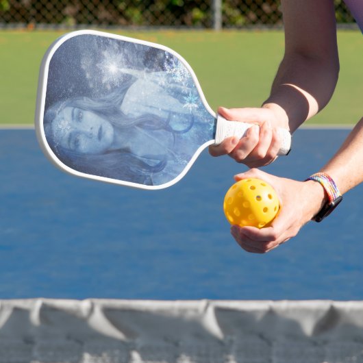 Sneeuwkoningin met kerstcadeaus pickleball paddle (Insitu)