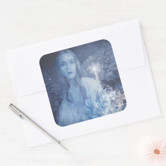 Sneeuwkoningin met kerstcadeaus vierkante sticker (Envelop)