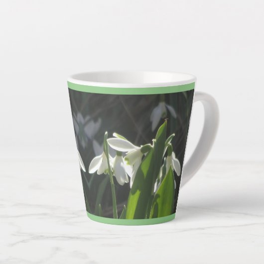 Sneeuwkraps. Grensgroene latte Mok (Rechterhoek)