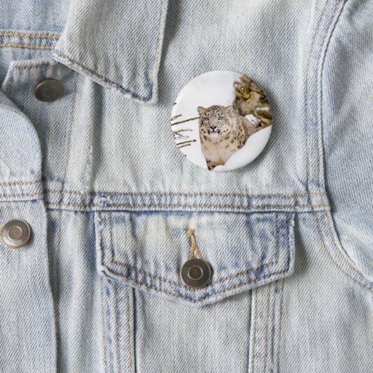 Sneeuwluipaard in de sneeuw ronde button 5,7 cm (In situ)